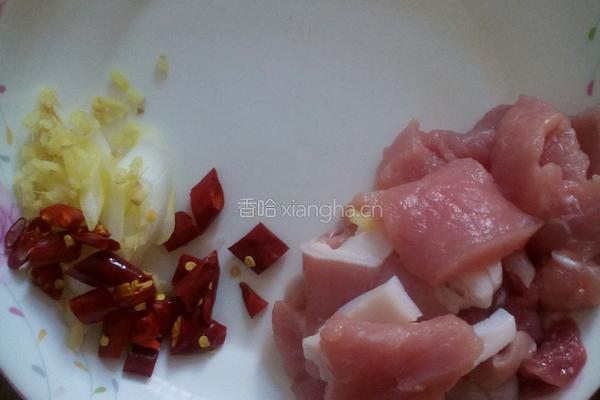 香辣白菜炖猪血的做法图解1
