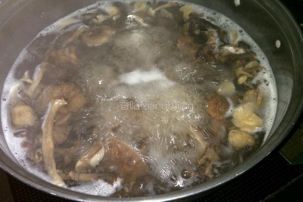 东北蘑菇炖鸡爪子的做法图解2