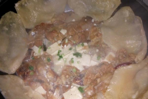 鲫鱼炖豆腐贴饼子的做法图解8
