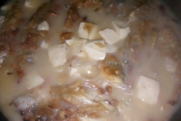 鲫鱼炖豆腐贴饼子的做法图解7