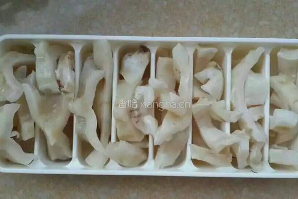 花胶炖牛奶甜品的做法图解3