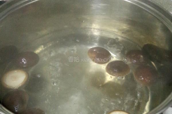 浇汁香菇青菜的做法图解3
