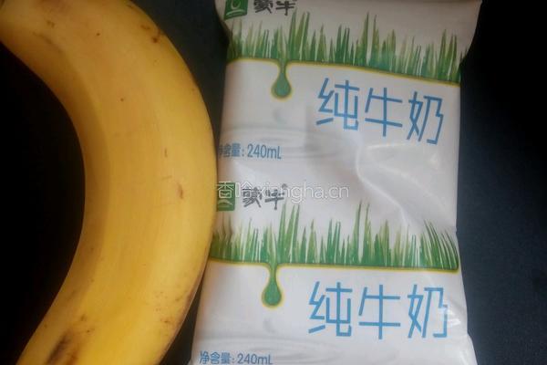 香蕉奶昔的做法图解1