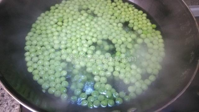 豌豆焯熟备用。

