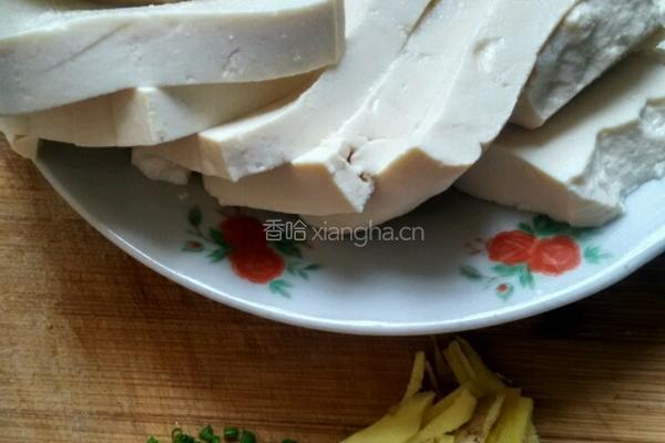 汪丫鱼枸杞豆腐汤的做法图解2