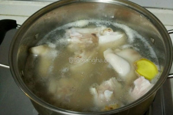 豆腐乳炖猪脚的做法图解1