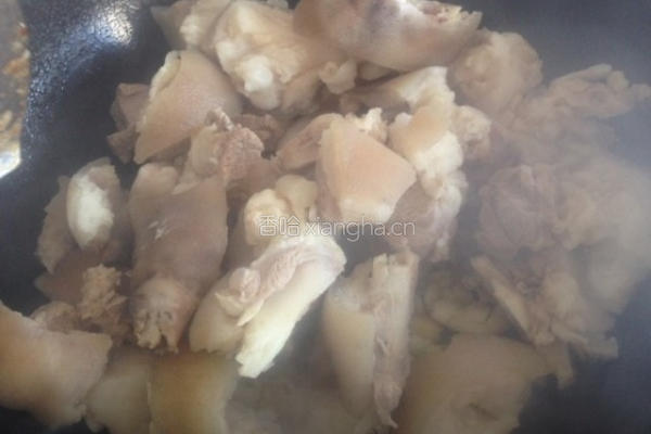 豆腐乳炖猪脚的做法图解5