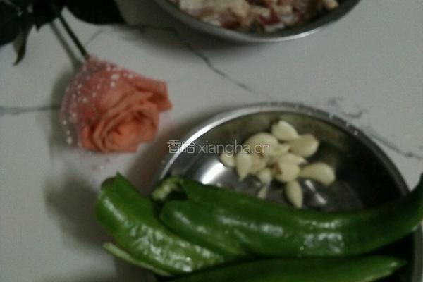 青椒炒鸡肉的做法图解1