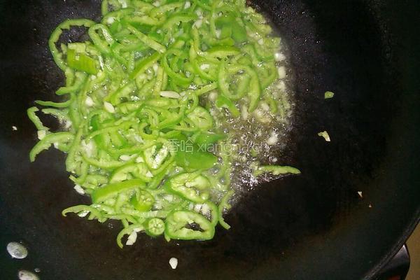 青椒炒鸡肉的做法图解3