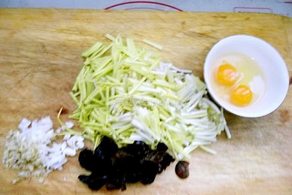 木耳鸡蛋炒蒜黄的做法图解1