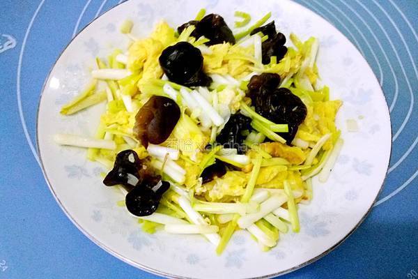 木耳鸡蛋炒蒜黄的做法图解6