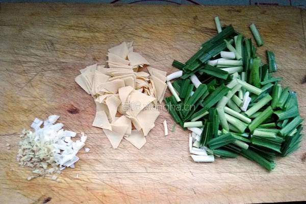 豆皮炒青蒜的做法图解2