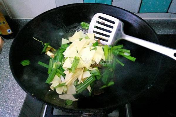 豆皮炒青蒜的做法图解5