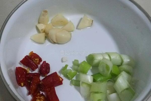 香菜炒菜花的做法图解1