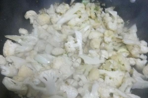 香菜炒菜花的做法图解4