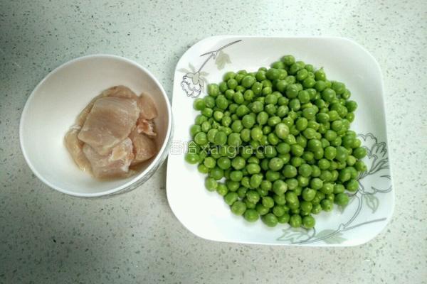 豌豆炒肉丁的做法图解1