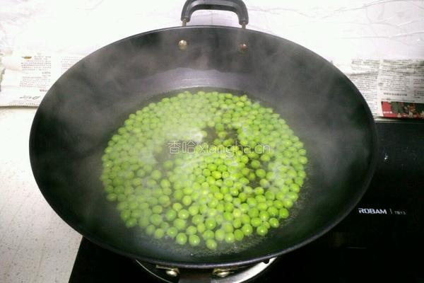 豌豆炒肉丁的做法图解4
