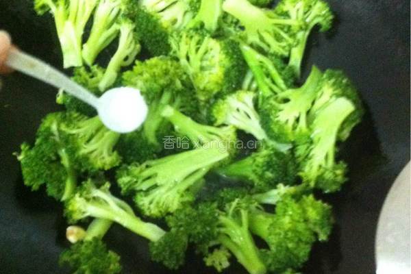 肉卷炒西兰花的做法图解5