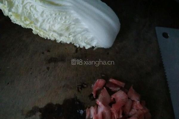 白菜汤面条的做法图解1