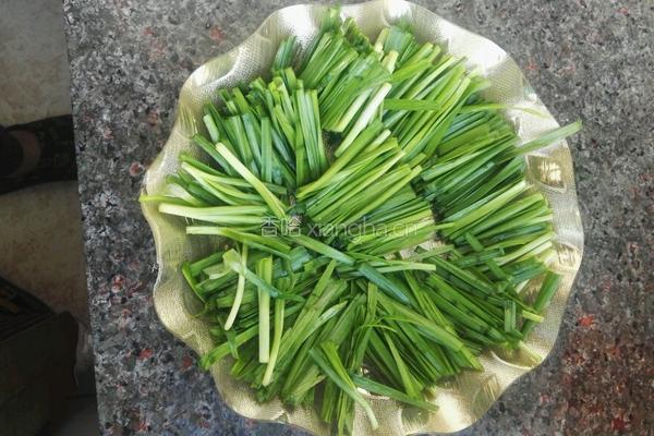 韭菜炒鱿鱼的做法图解1