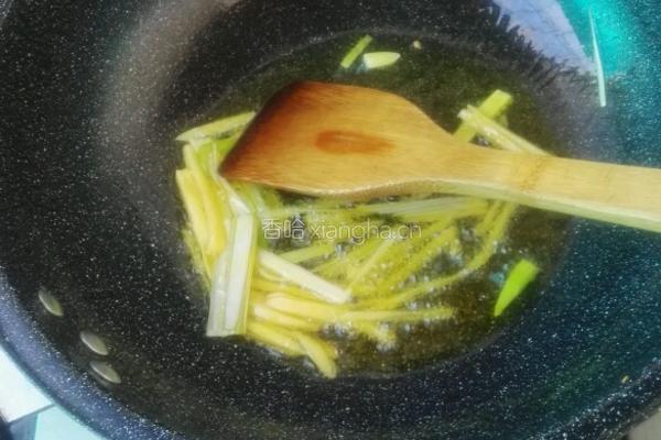 韭菜炒鱿鱼的做法图解3