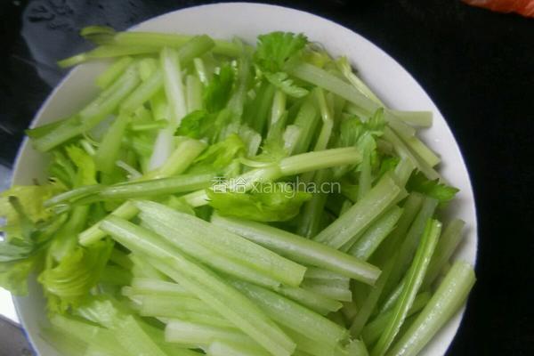 芹菜炒墨鱼的做法图解1