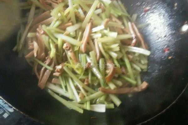 芹菜炒墨鱼的做法图解8