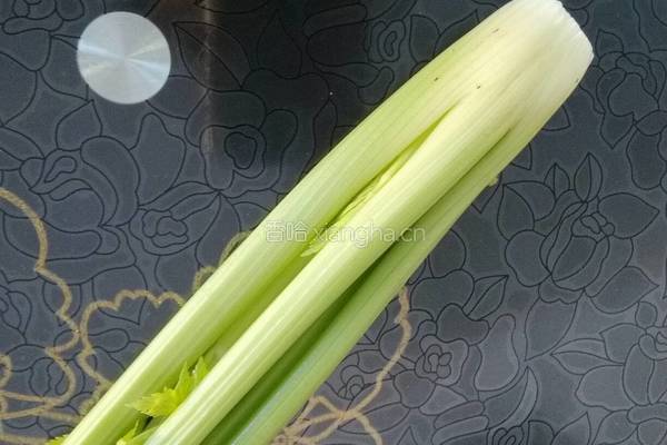 西芹百合花生米的做法图解1