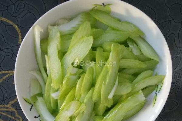 西芹百合花生米的做法图解2