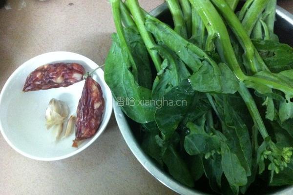 芥蓝腊肠炒饭的做法图解2