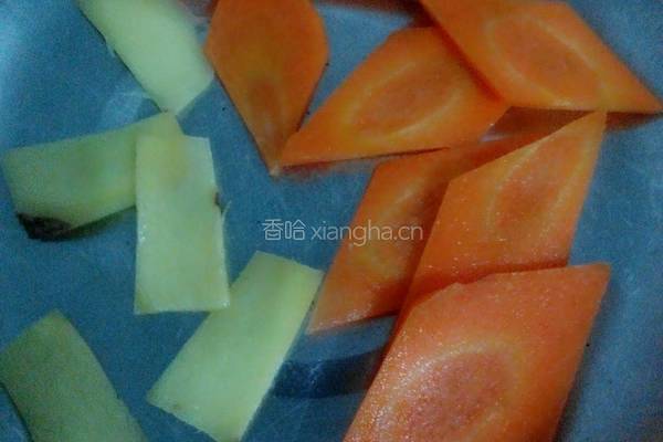 肉粒红萝卜血豆腐汤的做法图解3