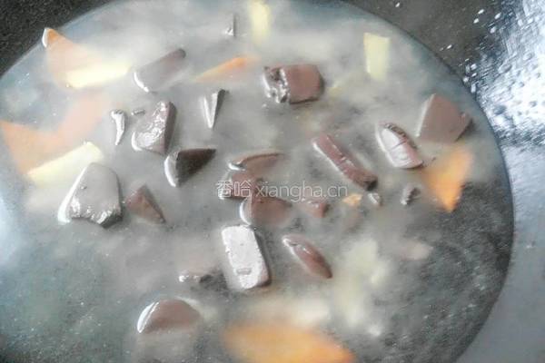 肉粒红萝卜血豆腐汤的做法图解6