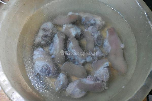 莲藕花生猪脚汤的做法图解4