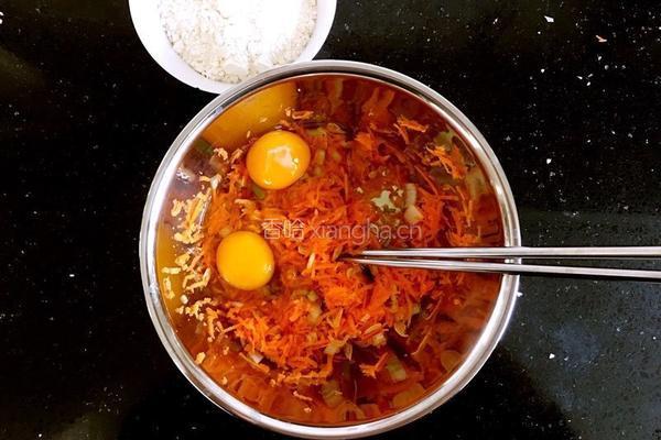 胡萝卜虾皮鸡蛋饼的做法图解3