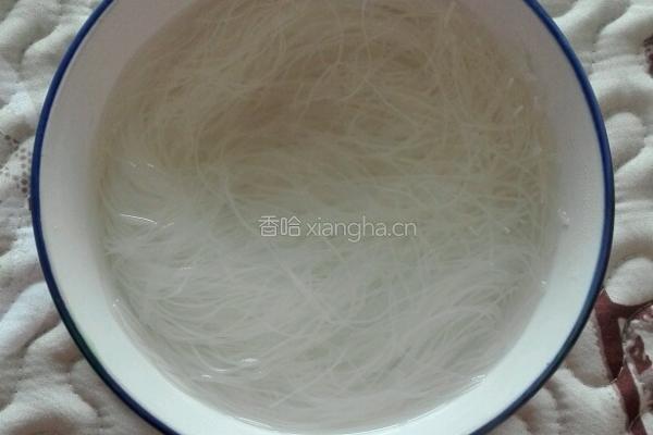 娃娃菜粉丝炒番茄的做法图解2