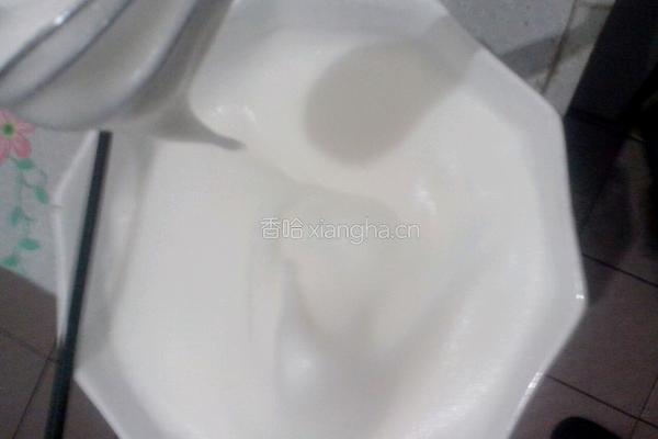 电饭煲做蛋糕中蛋清如何打发成白色泡沫状的方法的做法图解6