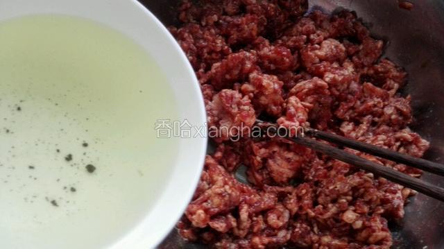 将花椒水一点点加入肉馅，搅拌均匀一次加入一次，搅拌到肉馅成团比较软的时候就不要加了！