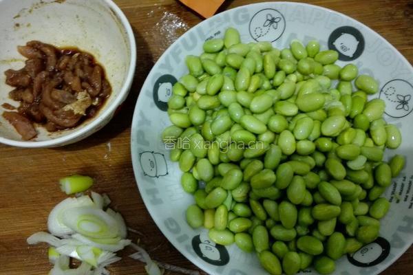 毛豆炒肉的做法图解1