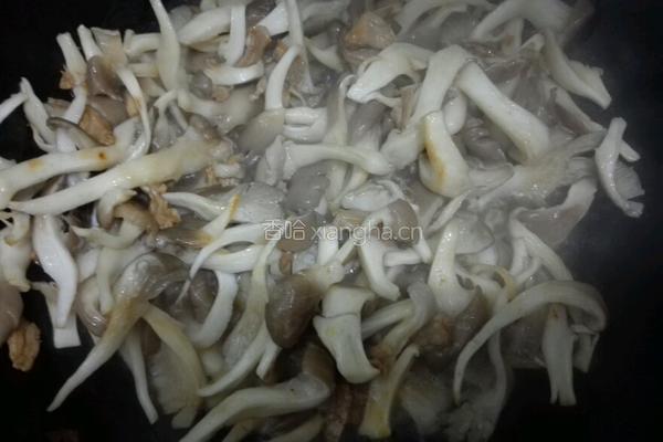 平菇炒肉的做法图解3