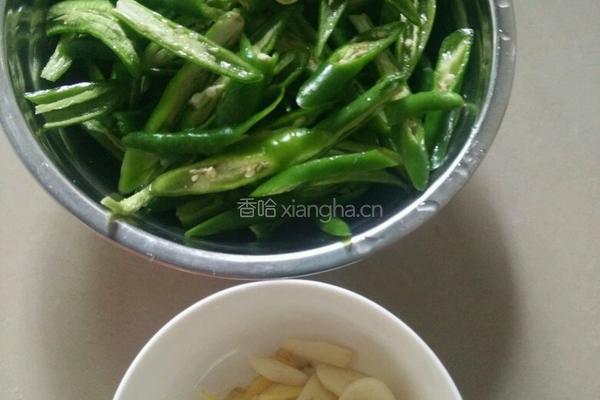 辣椒炒鸡尖的做法图解1