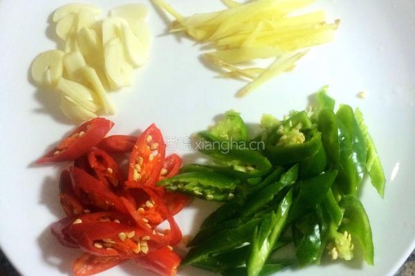 双椒炒牛肉的做法图解2