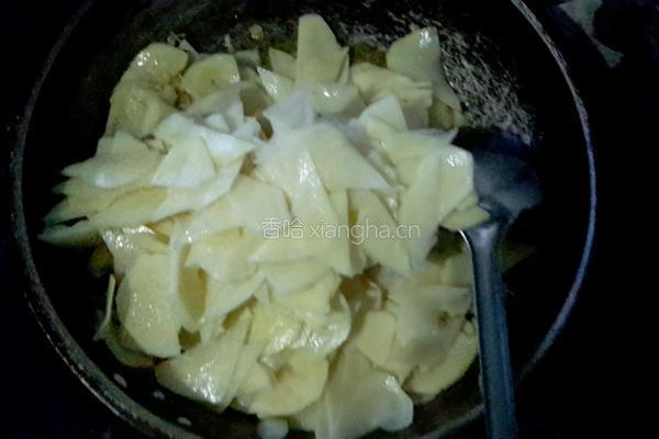 辣酱白菜土豆片的做法图解3
