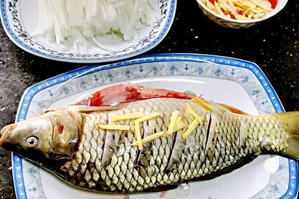 酸辣鲤鱼的做法图解1