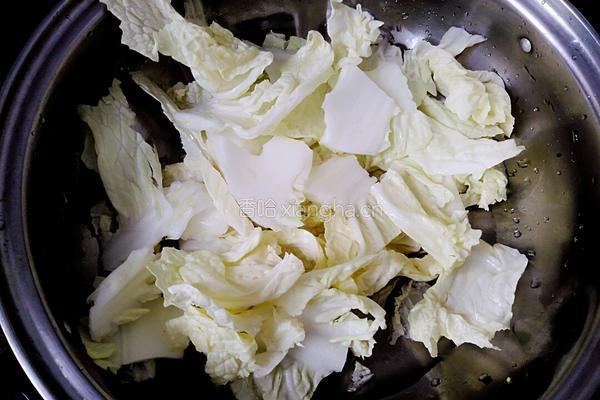 白菜冻豆腐汤的做法图解1