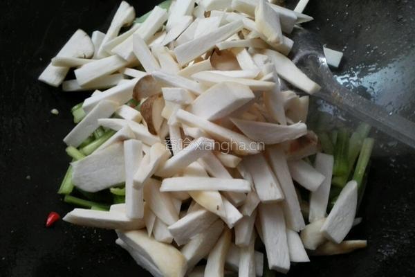 芹菜炒杏鲍菇的做法图解6