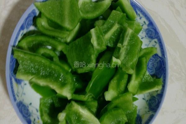 青椒炒肉的做法图解1