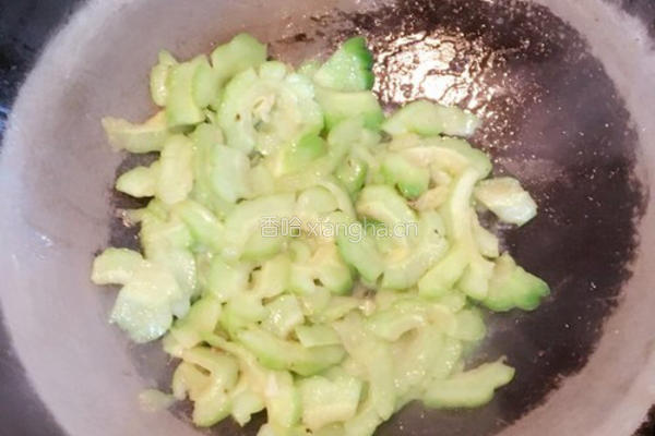 豆豉鲮鱼炒凉瓜的做法图解5