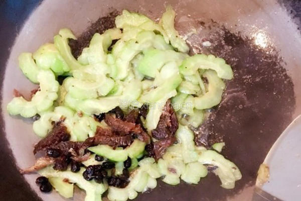 豆豉鲮鱼炒凉瓜的做法图解6