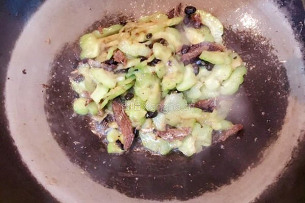 豆豉鲮鱼炒凉瓜的做法图解7