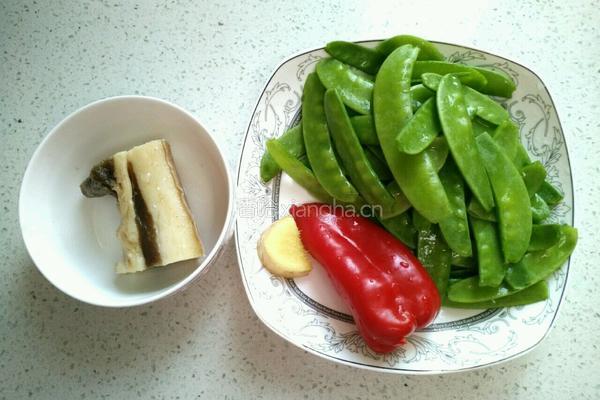 荷兰豆炒腊肉的做法图解1
